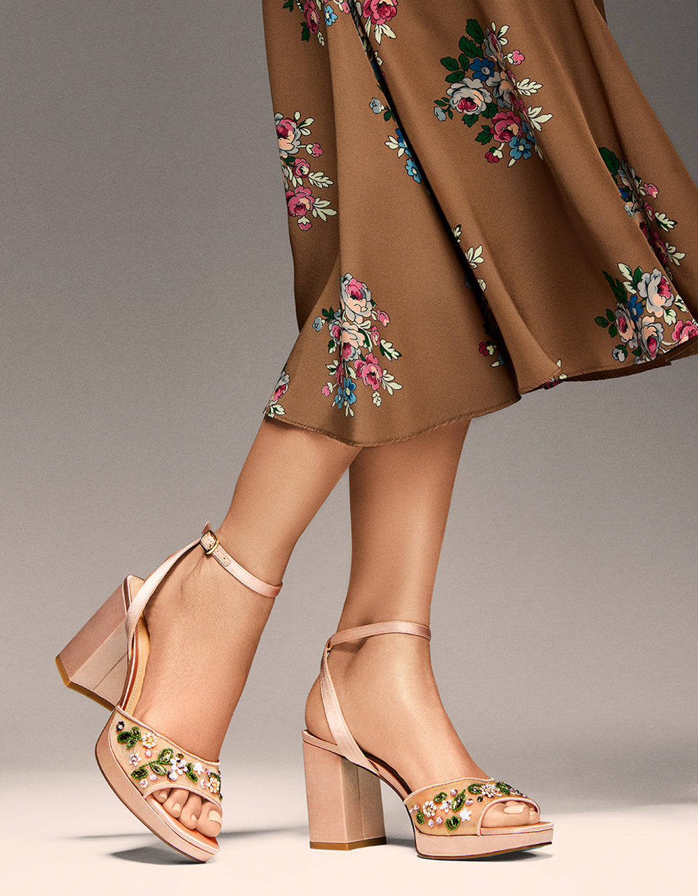 BETSEY_2025_Q2_LEGS-DOWN_KIRRA_05_1465_55a22edd-aff6-430f-b27a-c01bbb0bead0.jpg